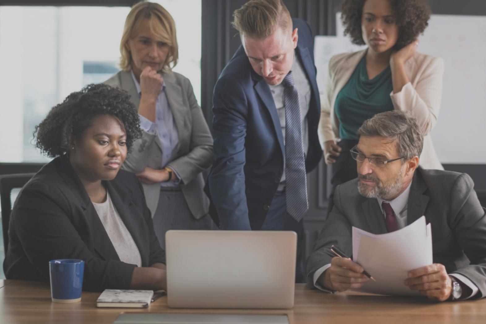 Équipe d'analystes financiers travaillant sur des modèles quantitatifs