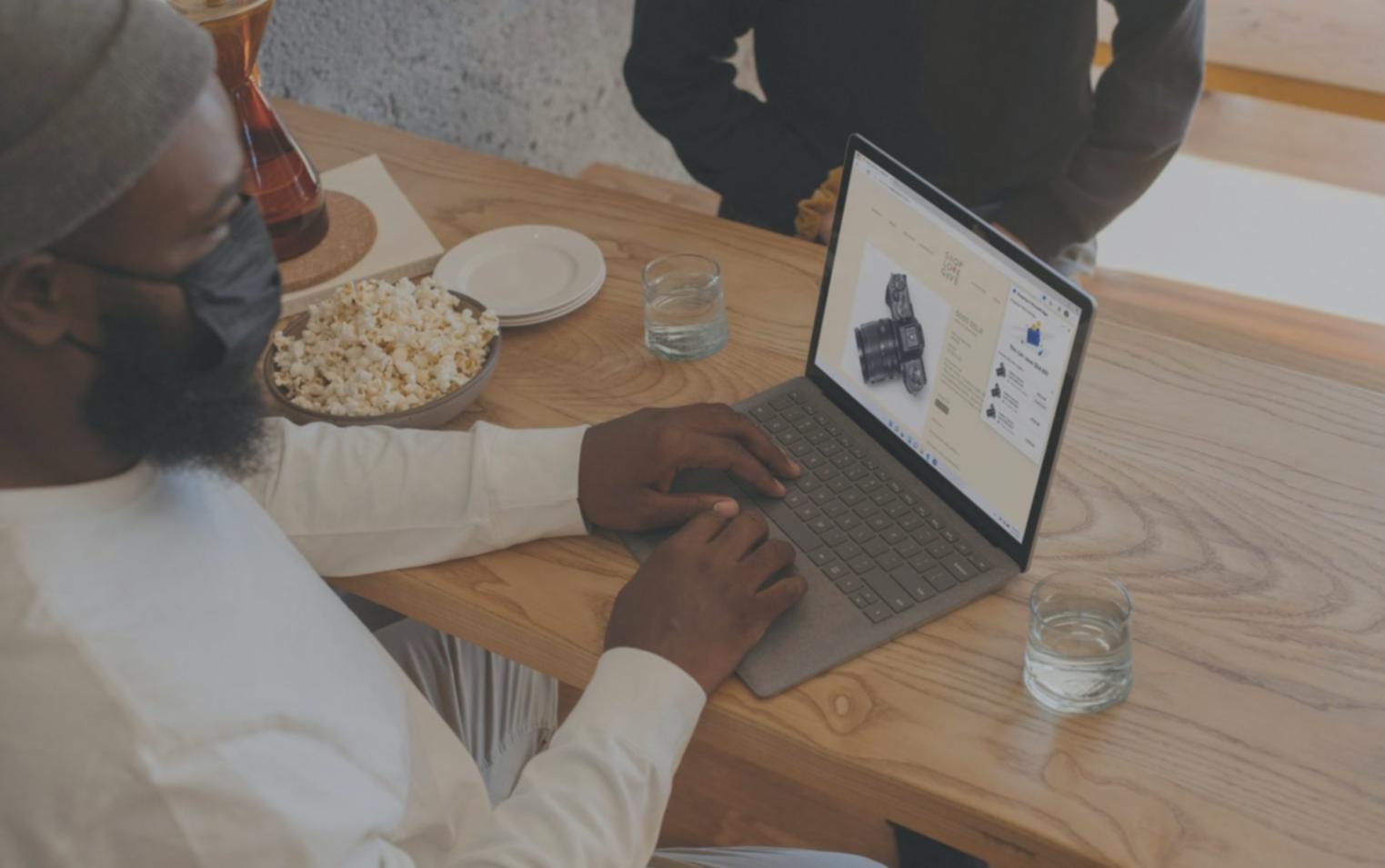 Vue d'ensemble d'un bureau d'analyse financière moderne avec plusieurs écrans