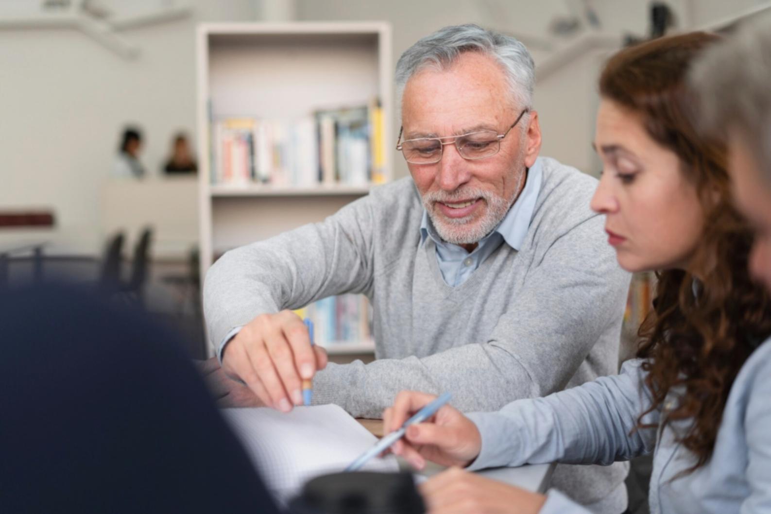 Équipe d'analystes travaillant sur des projections financières complexes